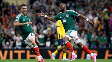 Julián Quiñones (dir.), autor dos dois gols mexicanos, e o meio-campista Érik Lira - Fifa/Divulgação