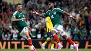 Julián Quiñones (dir.), autor dos dois gols mexicanos, e o meio-campista Érik Lira - Fifa/Divulgação