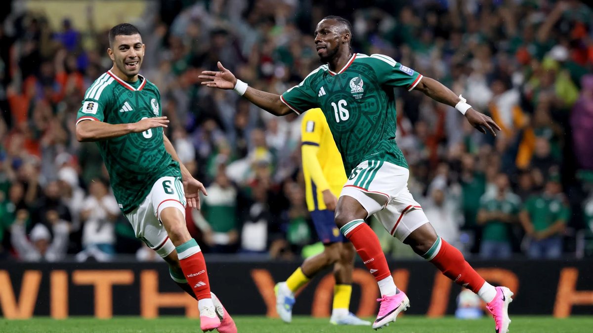 Julián Quiñones (dir.), autor dos dois gols mexicanos, e o meio-campista Érik Lira - Fifa/Divulgação
