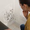 A exposição contínua ao mofo ou bolor pode agravar problemas já existentes, como rinite, sinusite, bronquite e asma - Adobe Stock