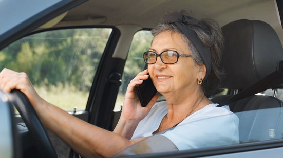 Regras do Código de Trânsito variam conforme a forma como o celular é usado ao volante - Adobe Stock