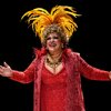 A atriz Grace Gianoukas recria Dercy Gonçalves no palco - Divulgação/Heloisa Bortz