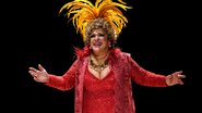 A atriz Grace Gianoukas recria Dercy Gonçalves no palco - Divulgação/Heloisa Bortz