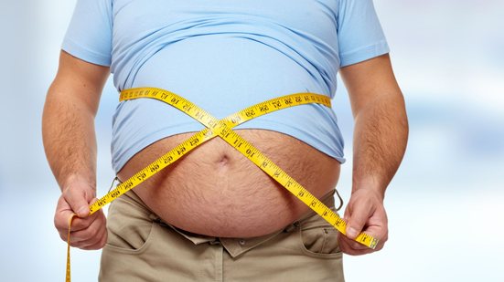 Estudo sobre obesidade abdominal e falta de vitamina D acompanhou 5.520 adultos com 50 anos ou mais durante 6 anos - Adobe Stock