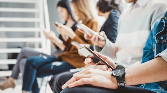 Vida online do brasileiro é voltada quase que integralmente para o entretenimento, as redes sociais lideram o tempo de tela - Adobe Stock