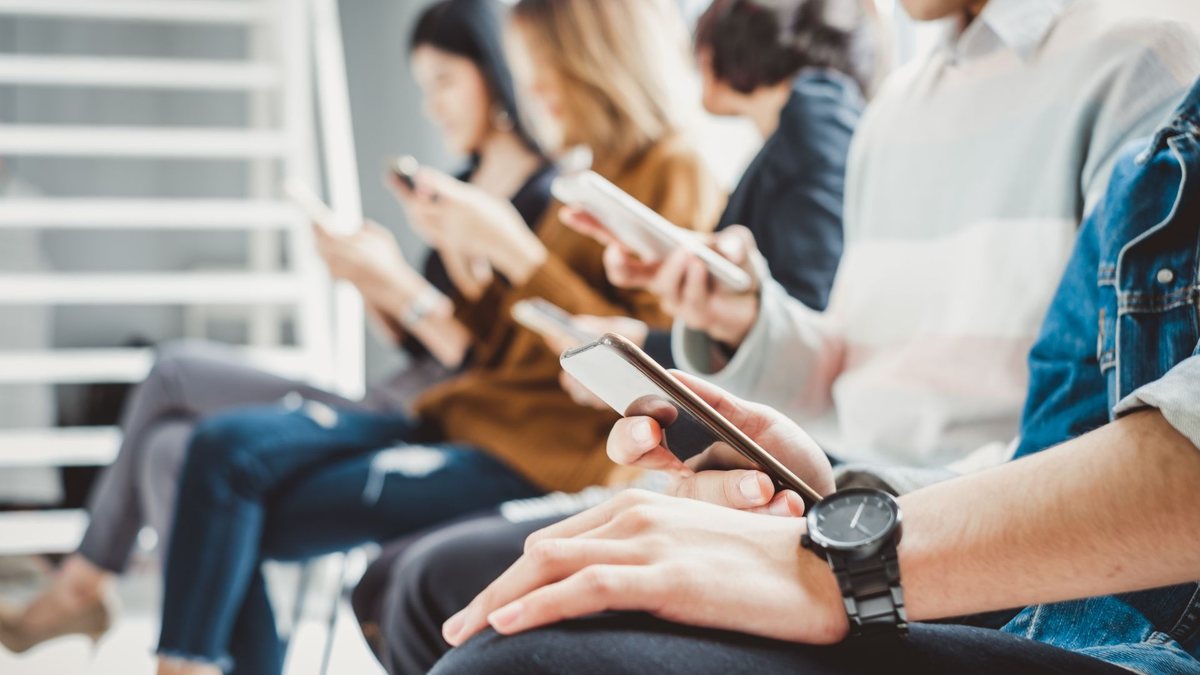 Vida online do brasileiro é voltada quase que integralmente para o entretenimento, as redes sociais lideram o tempo de tela - Adobe Stock