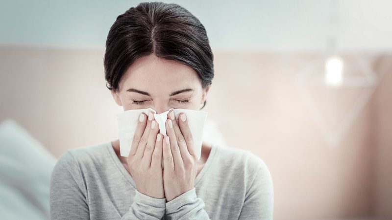 Ambientes fechados e menos ventilados aumentam à exposição à vírus e ácaros são algumas das principais causas de crises de rinite e sinusite - Adobe Stock