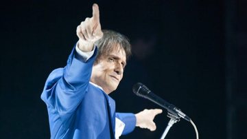 Roberto Carlos anunciou nesta quinta-feira, 6, que Leonardo Esteves não faz mais parte de sua equipe - Adobe Stock