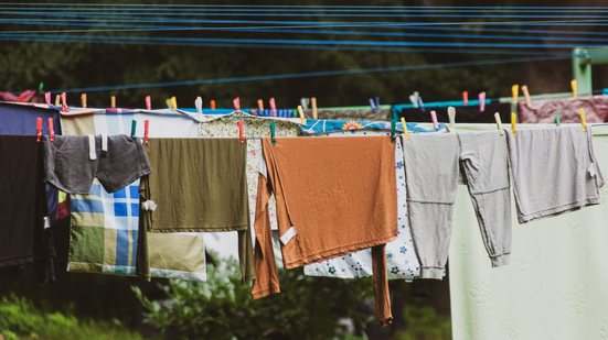 Testes ajudam a identificar se a roupa está apenas gelada ou ainda molhada antes de guardar a peça - Pixabay