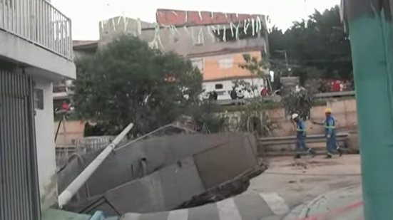 Obra provocou danos estruturais nos imóveis e comprometeu segurança dos moradores - Reprodução/Brasil Urgente/Band