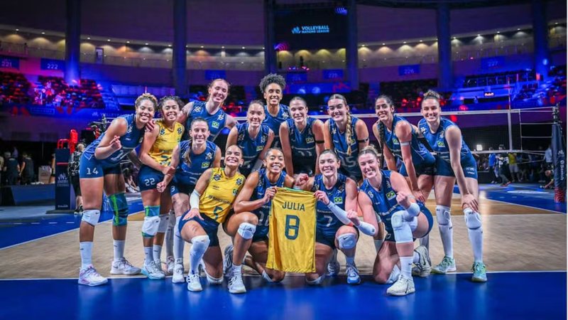 Seleção brasileira comemora vitória sobre a Itália, na Liga das Nações Feminina - Reprodução / Volleyball World