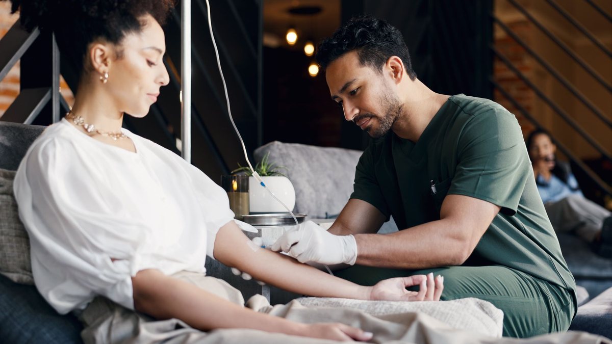 “Soroterapia, o que é?”, “Para que serve a soroterapia?” e “Soroterapia funciona?” foram as perguntas sobre soroterapia mais buscadas no Google no Brasil em julho de 2026 - Adobe Stock
