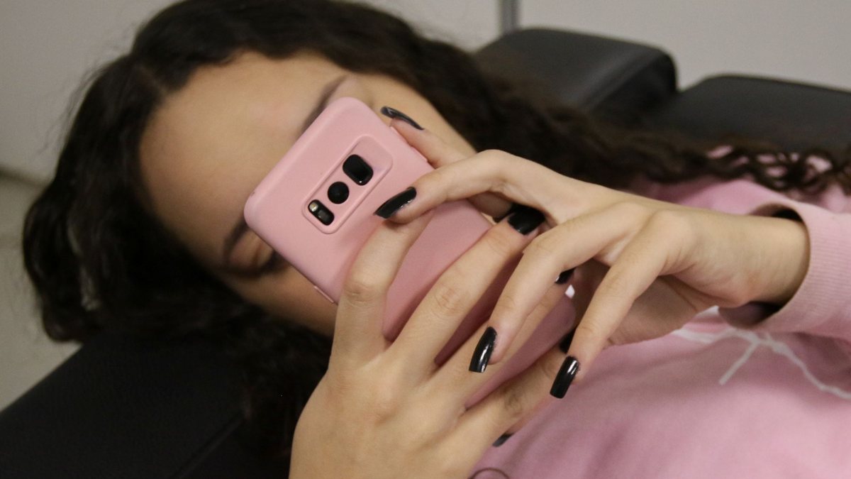 Brasil aplica restrições de uso de celular durante período escolar, além de outras determinações técnicas impostas pelo ECA Digital - Antônio Cruz/Agência Brasil