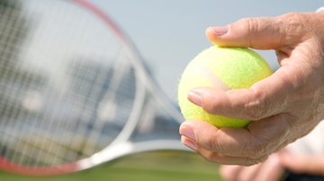 O tênis oferece uma combinação de estímulos que beneficia tanto o corpo quanto o cérebro - Adobe Stock