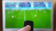 Cresce o número de pessoas que trocam a TV pela internet, as novelas pelas séries e o horário fixo pela escolha - Envato