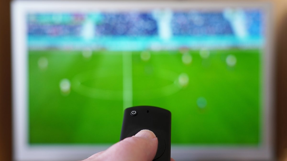 Cresce o número de pessoas que trocam a TV pela internet, as novelas pelas séries e o horário fixo pela escolha - Envato