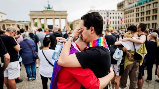 Tristeza em Marcha do Orgulho LGBTQIA+ de Berlim, na Alemanha, após ataque - Reprodução site oficial/ Berlin.de