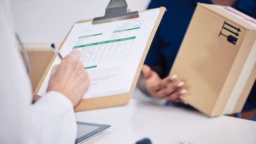 Segundo a regra atual, o transporte de medicamentos é responsabilidade das farmácias - Adobe Stock