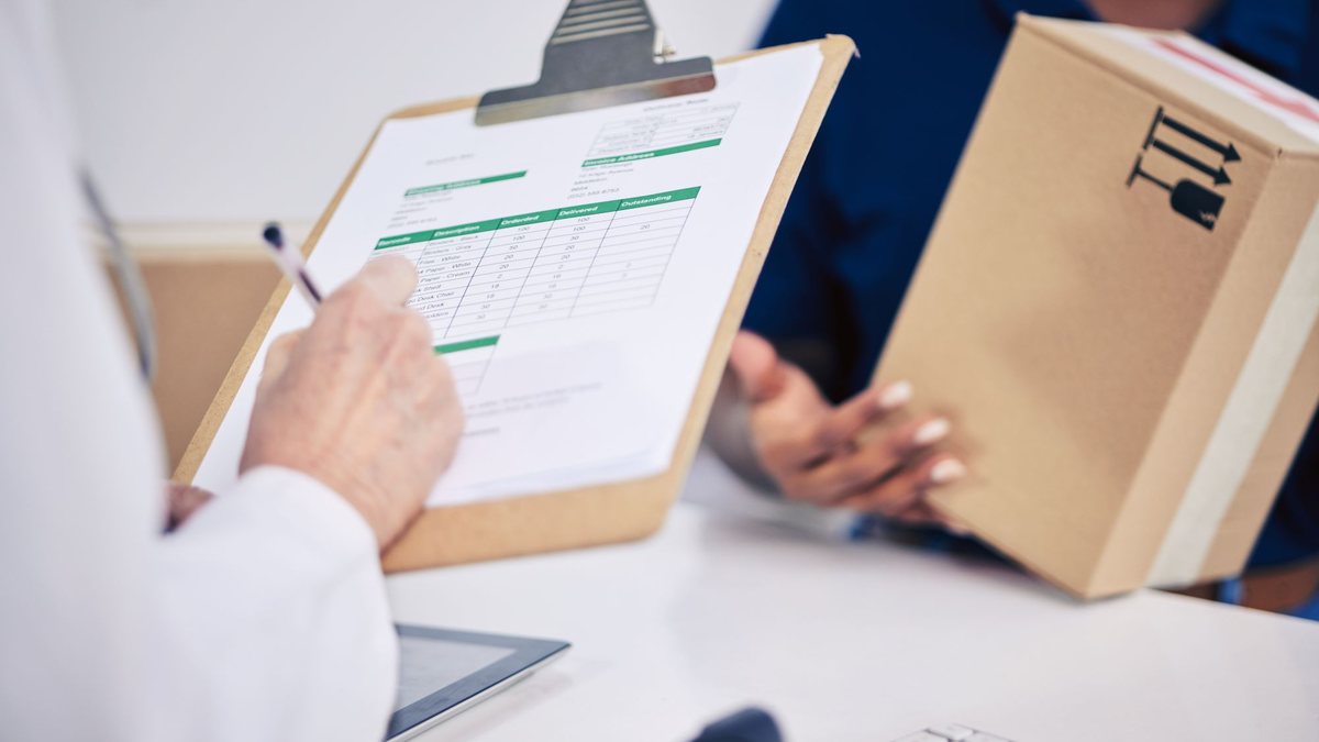 Segundo a regra atual, o transporte de medicamentos é responsabilidade das farmácias - Adobe Stock