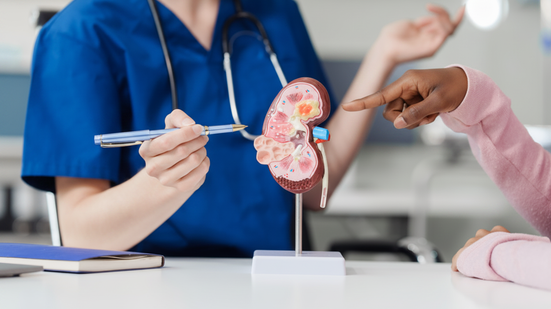 A diálise peritoneal é um tipo de tratamento que pode ser feito em casa para tratar doença renal crônica em pacientes que aguardam transplante - AdobeStock