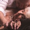 Entre pessoas idosas sexualmente ativas, 37,4% relatam ter relações mensalmente, e 14% e 14,5% de duas a três vezes por semana - AdobeStock