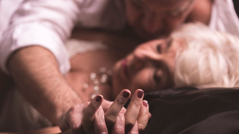 Entre pessoas idosas sexualmente ativas, 37,4% relatam ter relações mensalmente, e 14% e 14,5% de duas a três vezes por semana - AdobeStock