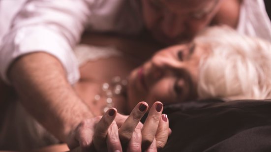Entre pessoas idosas sexualmente ativas, 37,4% relatam ter relações mensalmente, e 14% e 14,5% de duas a três vezes por semana - AdobeStock