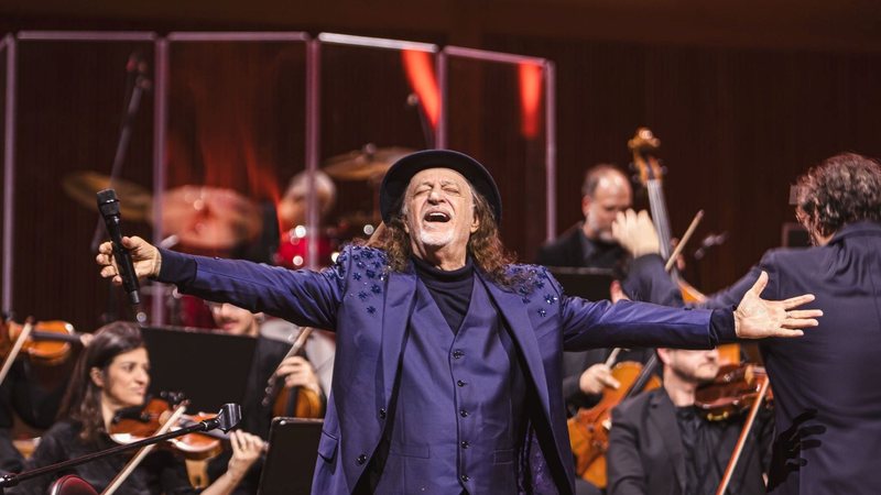 A cantor e compositor Alceu Valença reencontra a Orquestra Ouro Preto no palco em Copacabana - Divulgação/@raphagarcia
