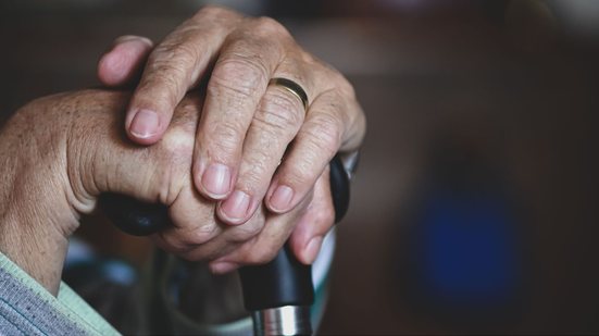De janeiro e maio de 2026, Cuiabá registrou 250 denúncias de crimes contra a população idosa - Pexels