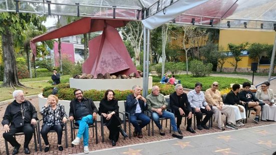 Homenageados e famílias de artistas que receberam tributo póstumo se reúnem na nova edição da Calçada da Fama, nos Estúdios Globo - Reprodução