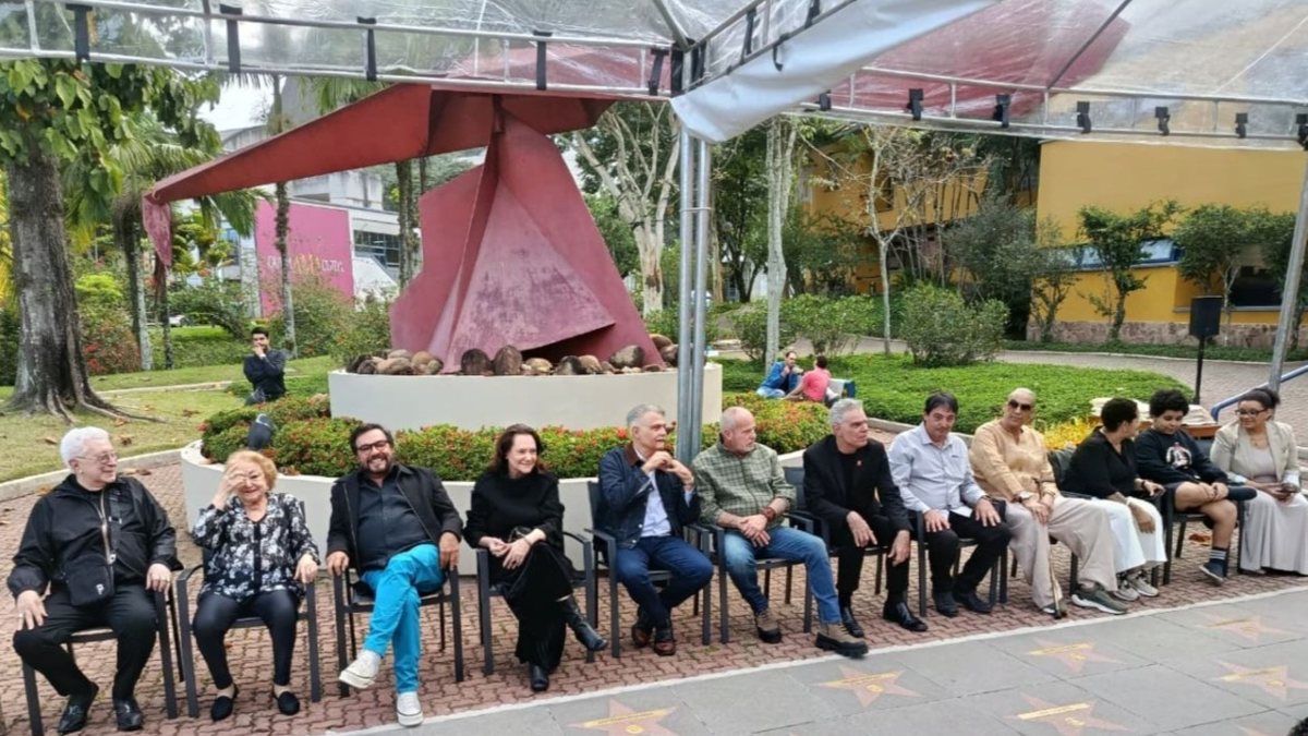 Homenageados e famílias de artistas que receberam tributo póstumo se reúnem na nova edição da Calçada da Fama, nos Estúdios Globo - Reprodução
