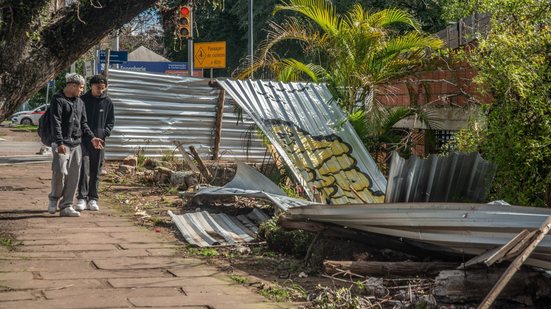 Estragos causados pelos fortes ventos são vistos em Porto Alegre (RS) - Evandro Leal/Enquadrar/Estadão Conteúdo