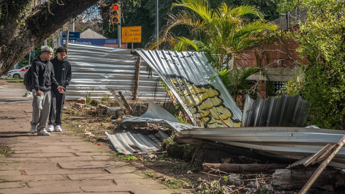 Estragos causados pelos fortes ventos são vistos em Porto Alegre (RS) - Evandro Leal/Enquadrar/Estadão Conteúdo
