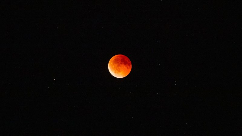 O eclipse lunar começa exatamente às 22h24 e segue pela madrugada - Pexels