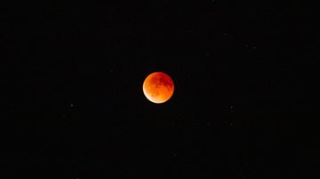 O eclipse lunar começa exatamente às 22h24 e segue pela madrugada - Pexels