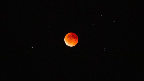 O eclipse lunar começa exatamente às 22h24 e segue pela madrugada - Pexels