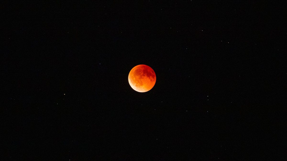O eclipse lunar começa exatamente às 22h24 e segue pela madrugada - Pexels