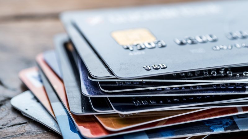 Taxa média total do cartão de crédito recuou de 97,3% para 91,6% ao ano em julho - Adobe Stock