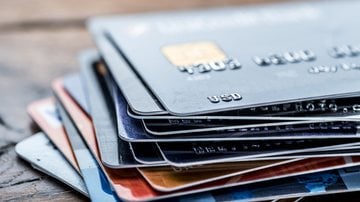 Taxa média total do cartão de crédito recuou de 97,3% para 91,6% ao ano em julho - Adobe Stock