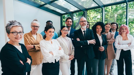 O profissional 50+ brasileiro não está fugindo do novo; ele está correndo atrás - Envato