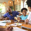 A importância que a família dá para o dinheiro é o primeiro passo na educação financeira - Envato