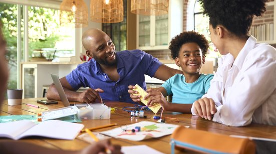 A importância que a família dá para o dinheiro é o primeiro passo na educação financeira - Envato