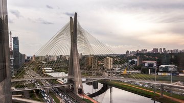 Domingo traz sol e chuvas moderadas a fortes, com ventos de até 50 km/h e trovoadas em várias regiões - Adobe Stock