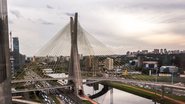 Domingo traz sol e chuvas moderadas a fortes, com ventos de até 50 km/h e trovoadas em várias regiões - Adobe Stock