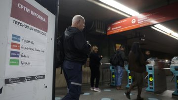 Na estação Corinthians-Itaquera, cartazes indicam a paralisação dos ferroviários - Felipe Rau/Estadão Conteúdo