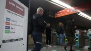 Na estação Corinthians-Itaquera, cartazes indicam a paralisação dos ferroviários - Felipe Rau/Estadão Conteúdo