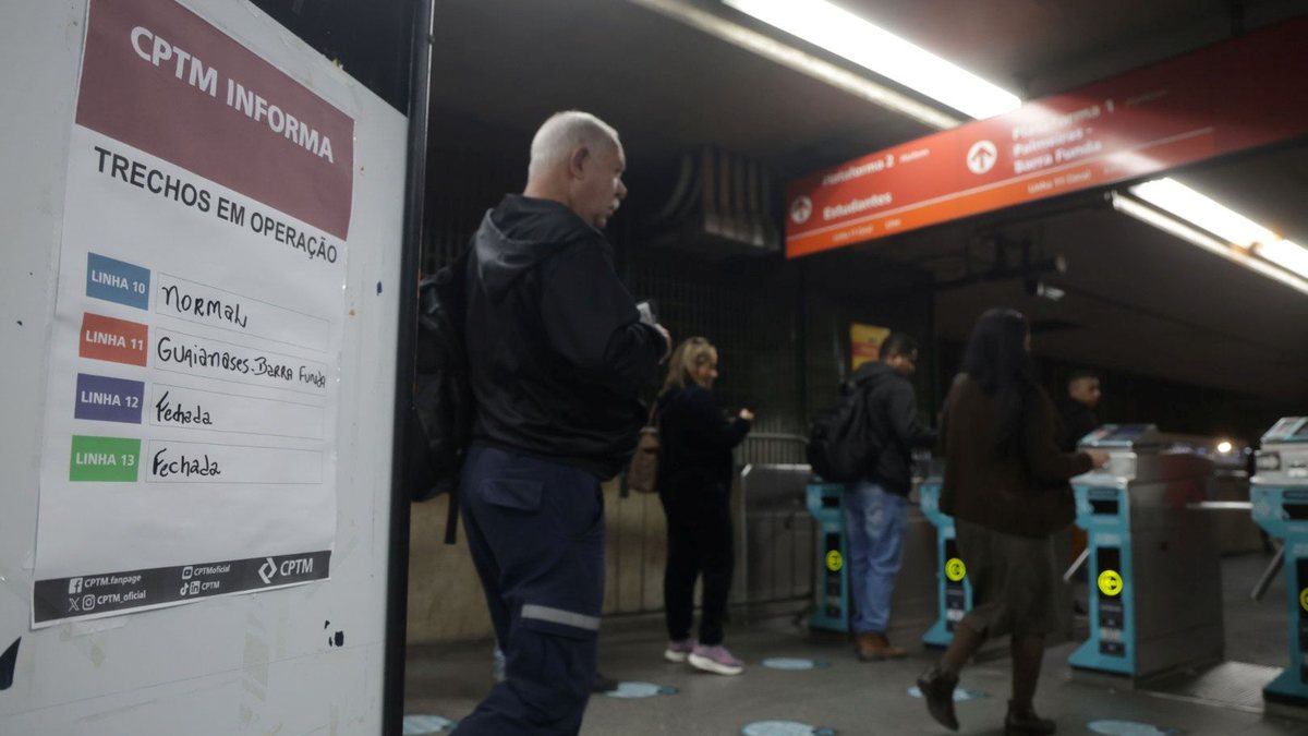 Na estação Corinthians-Itaquera, cartazes indicam a paralisação dos ferroviários - Felipe Rau/Estadão Conteúdo