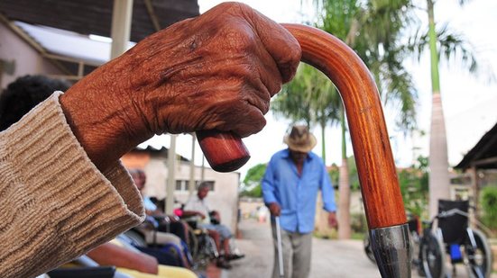 Idoso com deficiência ou mobilidade reduzida pode solicitar a transferência de seção até 20 de agosto - Reprodução / Senado Federal