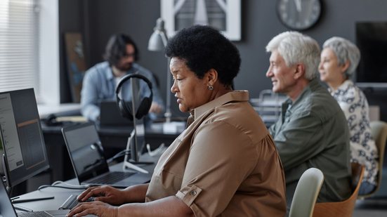 Fundo aponta que economias tem uma dependência de idosos acima de 30% - Envato