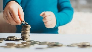 Segundo a proposta, ao atingir a maioridade, cada jovem terá cerca de R$ 22,5 mil - Adobe Stock